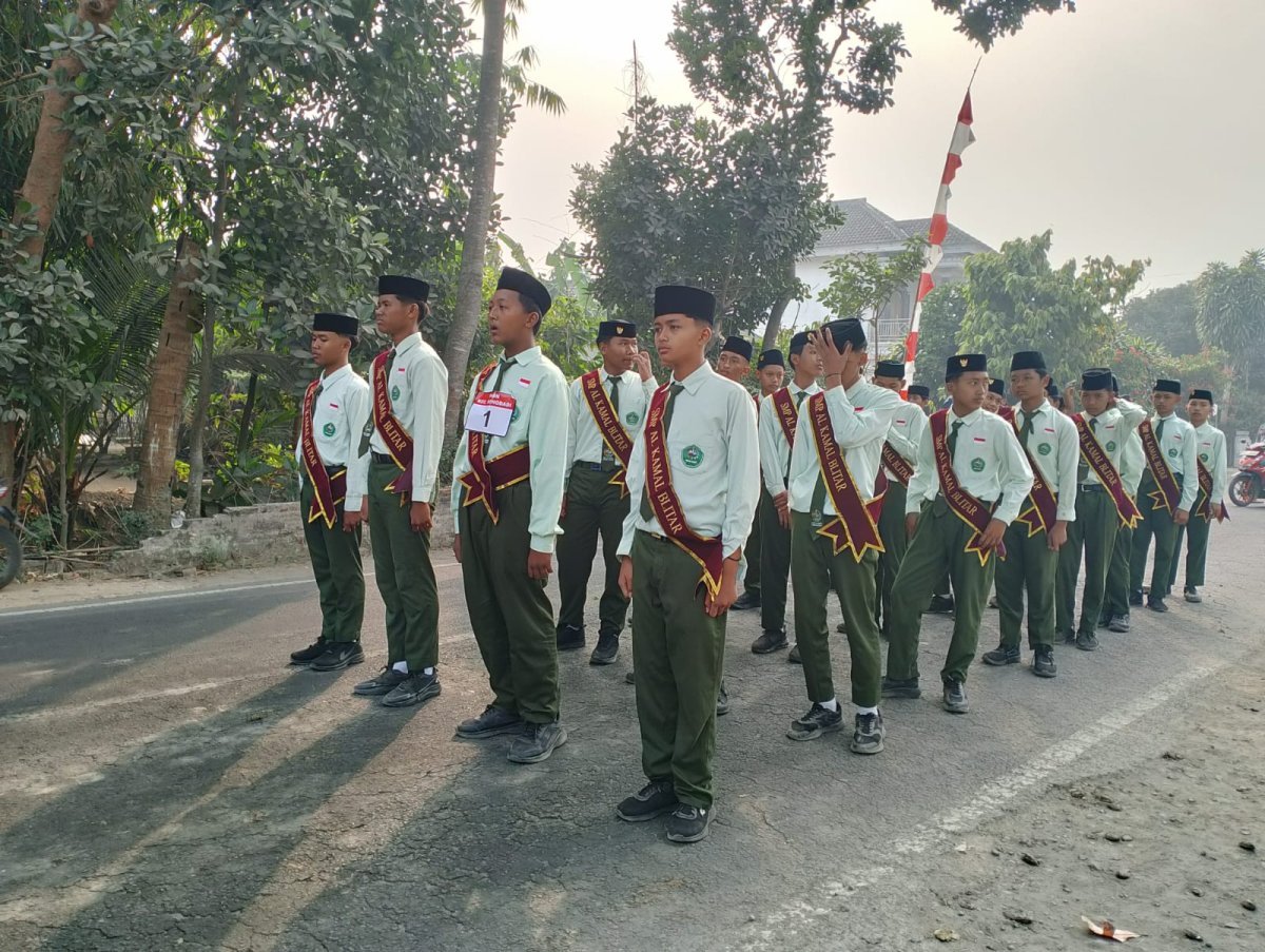 SMP Al Kamal Meriahkan HUT Kemerdekaan RI melalui Lomba Baris-Berbaris di Kecamatan Wonodadi