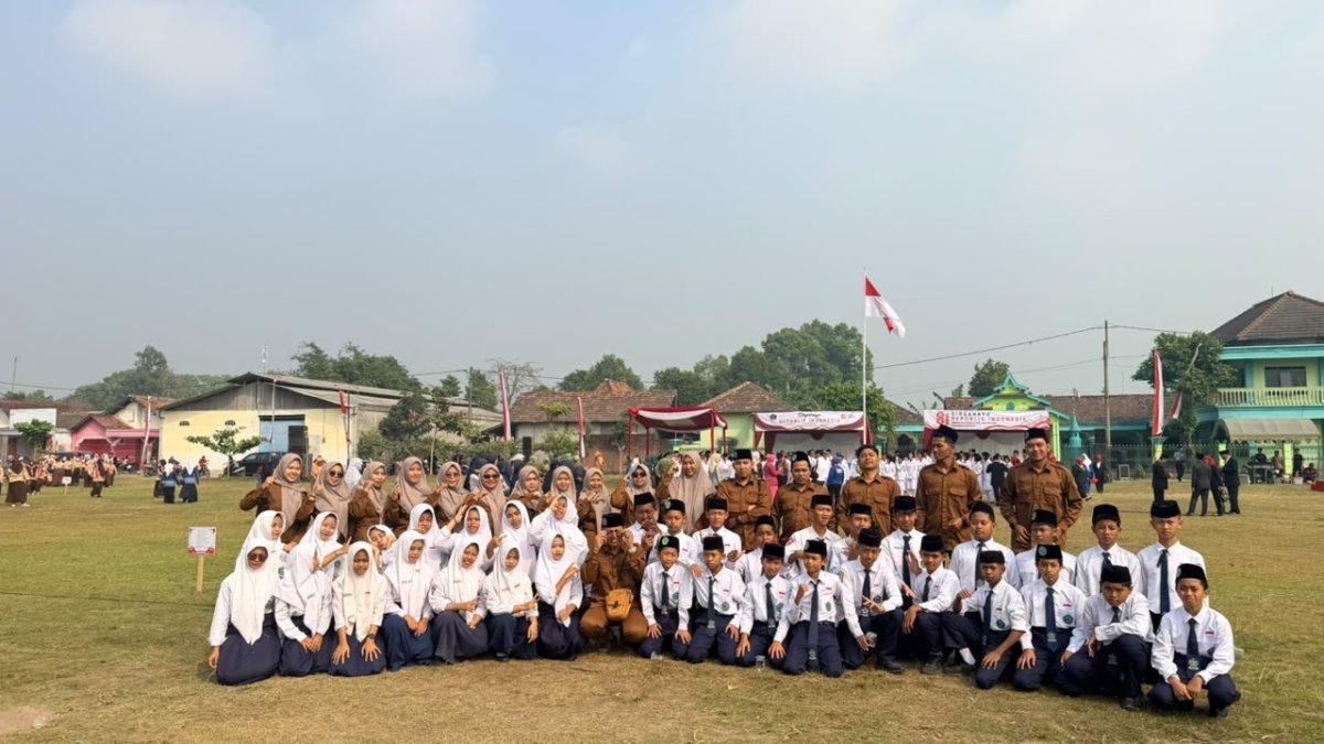 SMP Al Kamal Khidmat Mengikuti Upacara HUT ke-81 Kemerdekaan Republik Indonesia di Lapangan Wonodadi